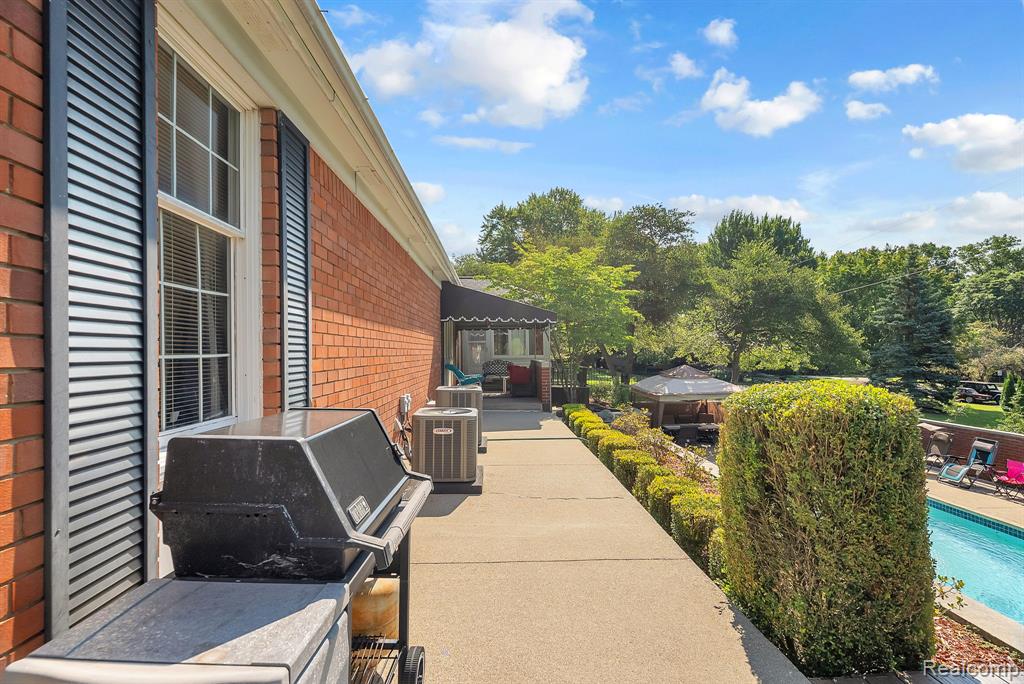 1853 W Bend Drive, Bloomfield, MI 48302 — Photo 45
