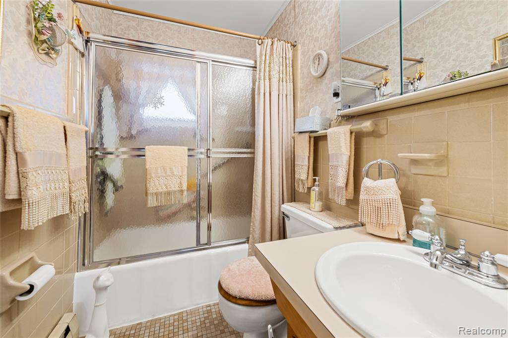 18676 Vreeland Road, Woodhaven, MI 48183 — Photo 16