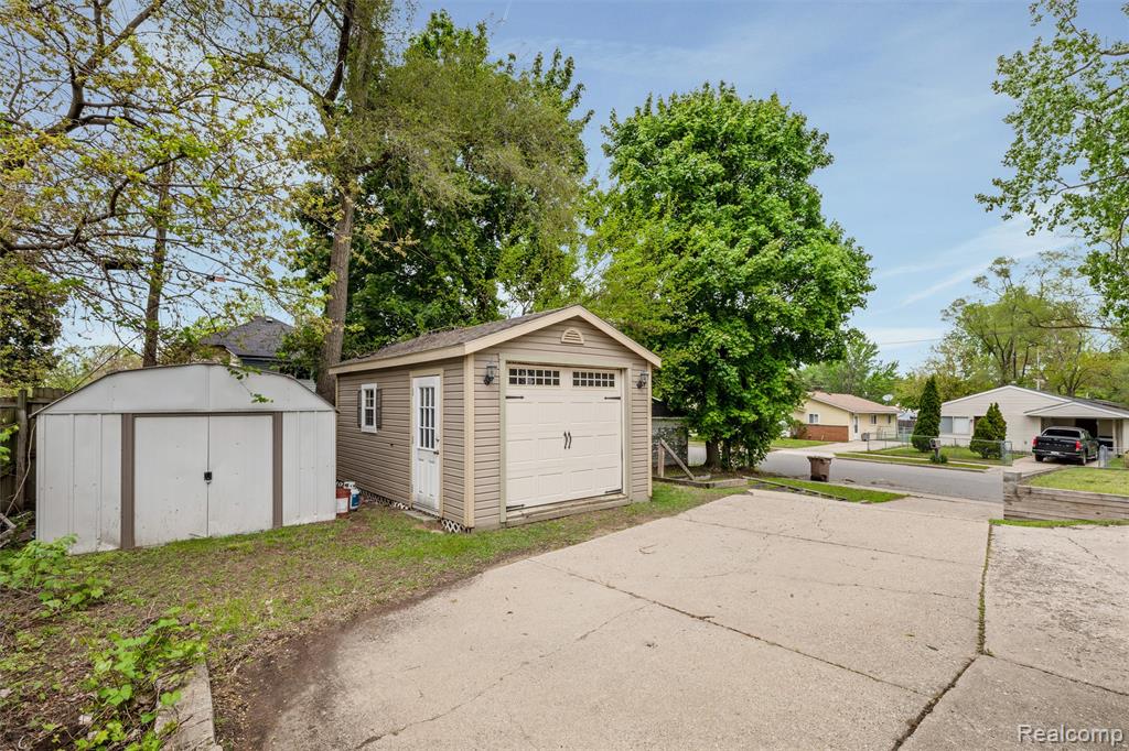 649 Lounsbury Avenue, Pontiac, MI 48340 — Photo 23