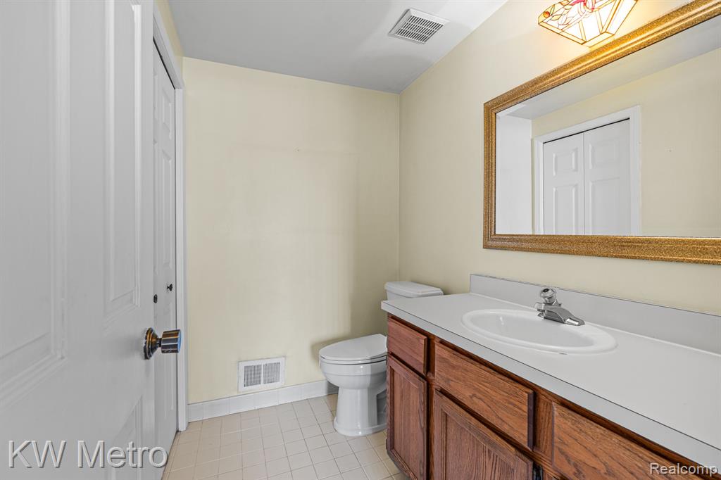 29263 W CHANTICLEER Drive, Southfield, MI 48034 — Photo 9
