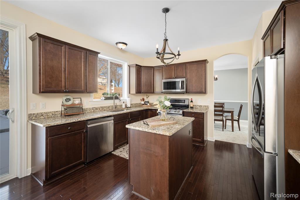 529 Napa Valley Drive, Milford, MI 48381 — Photo 8