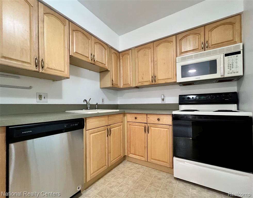 33911 Pondview Circle, Livonia, MI 48152 — Photo 12