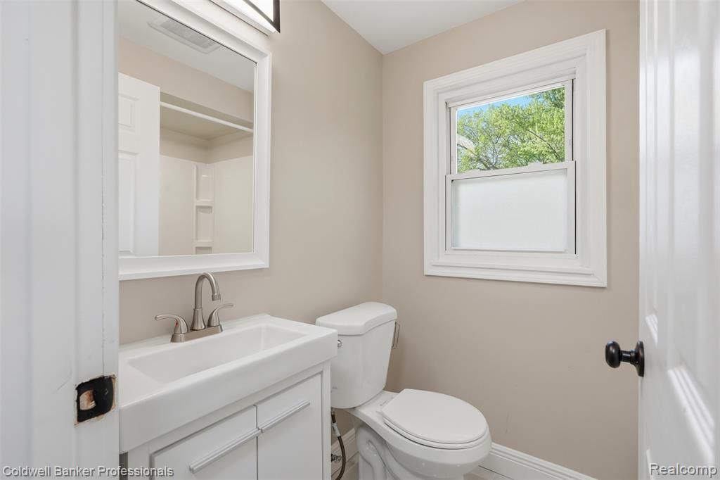 18761 Dolores Avenue, Lathrup Village, MI 48076 — Photo 20