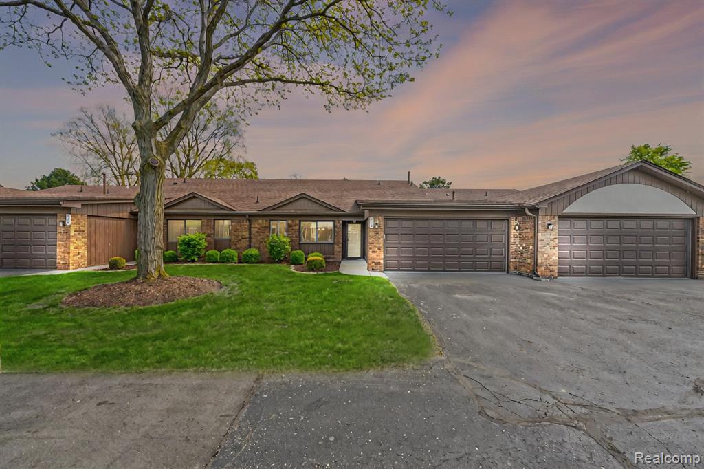 718 COUNTRY CLUB Drive, Saint Clair Shores, MI 48082 — Photo 25