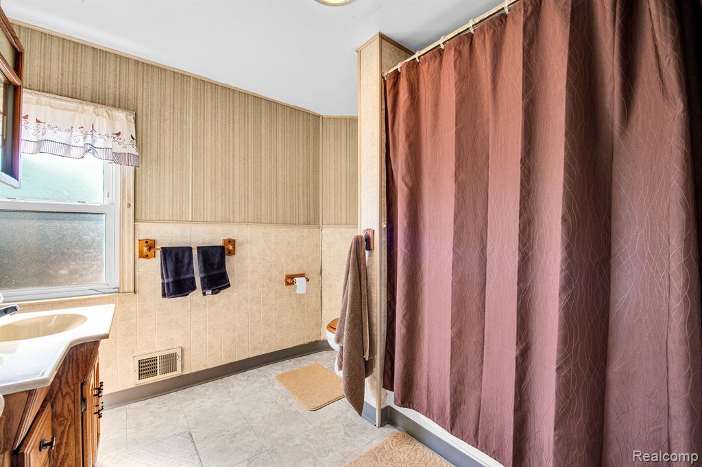 555 CHESTNUT Street, Wyandotte, MI 48192 — Photo 26