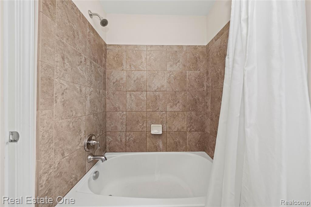 5778 Strawberry Circle, Commerce Twp, MI 48382 — Photo 46