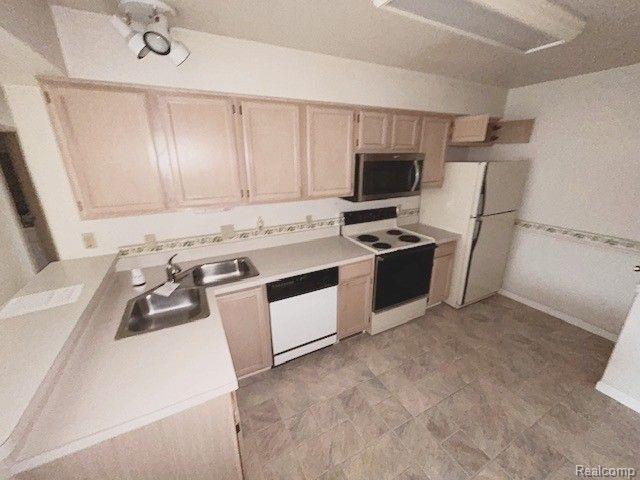 618 PERRY CREEK Drive, Grand Blanc, MI 48439 — Photo 5