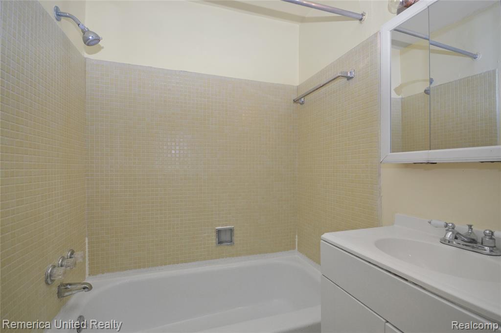 31831 Grand River Avenue, 58, Farmington, MI 48336 — Photo 11