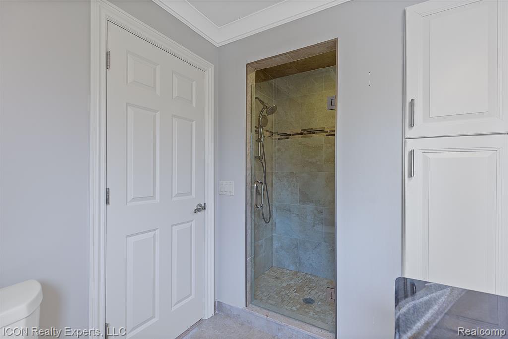 5215 DEER RUN Circle, Orchard Lake Village, MI 48323 — Photo 44