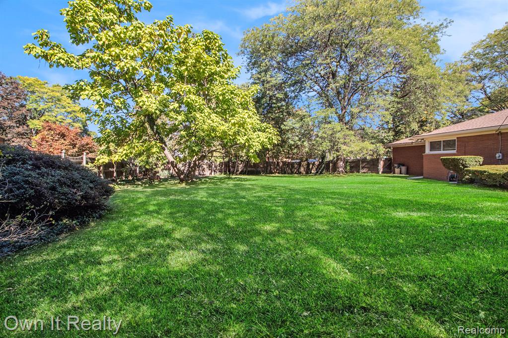 27619 California Drive SW, Southfield, MI 48076 — Photo 27