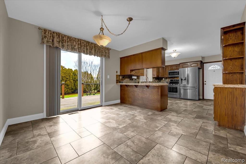 18676 Country Club Circle, Riverview, MI 48193 — Photo 10