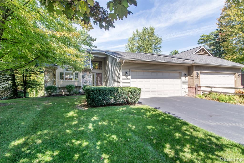 840 Heatheridge Court, Brighton, MI 48116 — front exterior