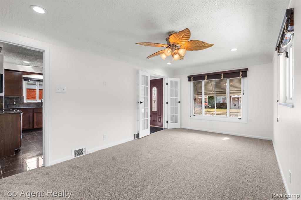 18027 Curtain Avenue, Eastpointe, MI 48021 — Photo 11
