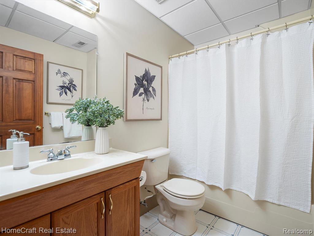 9123 SALEM FARMS Drive, South Lyon, MI 48178 — Photo 42