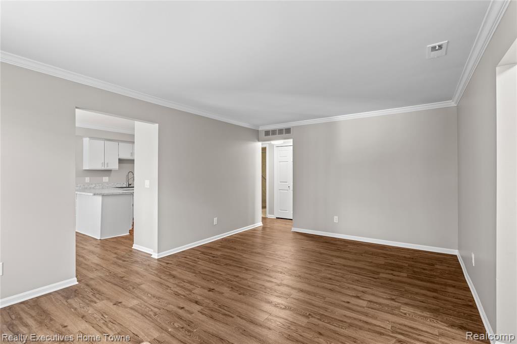 929 Country Club Drive, Saint Clair Shores, MI 48082 — Photo 6