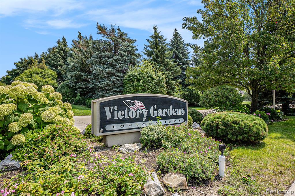 5477 Victory Circle, Sterling Heights, MI 48310 — Photo 2