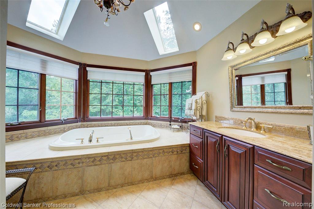 4546 Forest Edge Lane, West Bloomfield, MI 48323 — Photo 56