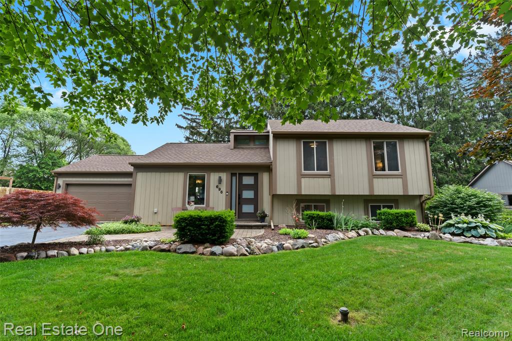 696 Estes Court, Waterford, MI 48327 — front exterior