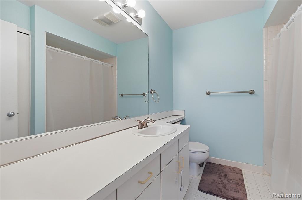 6700 Ridgefield Circle, 201, West Bloomfield, MI — Photo 12