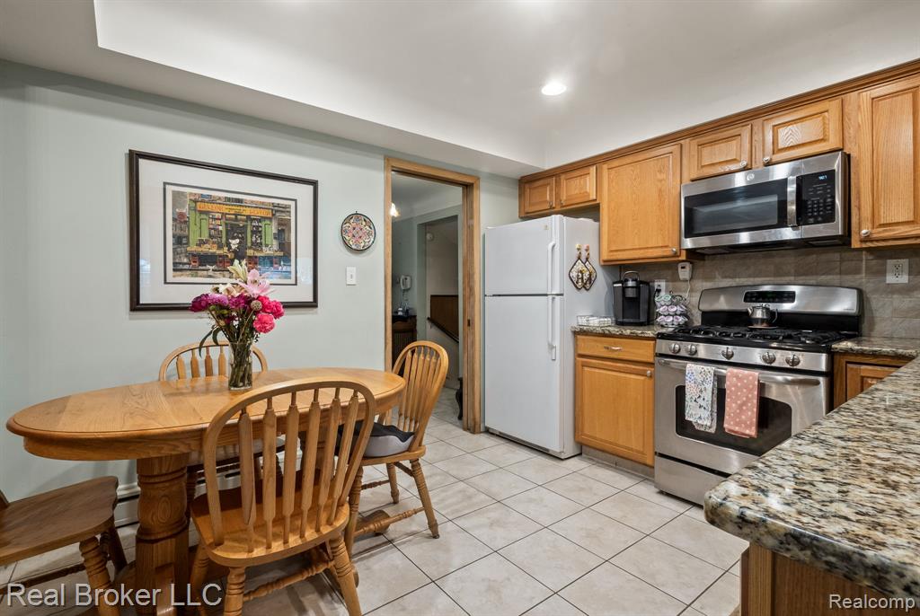 6110 WHITEFIELD Street, Dearborn Heights, MI 48127 — Photo 7