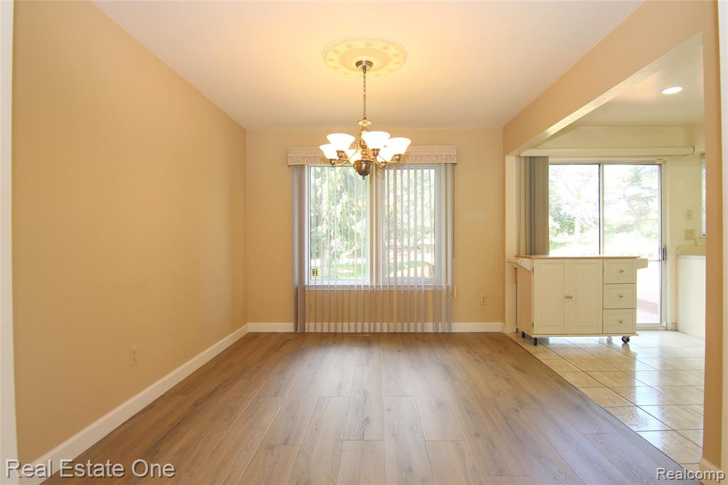 5590 GREENBRIAR Drive, West Bloomfield, MI — Photo 11