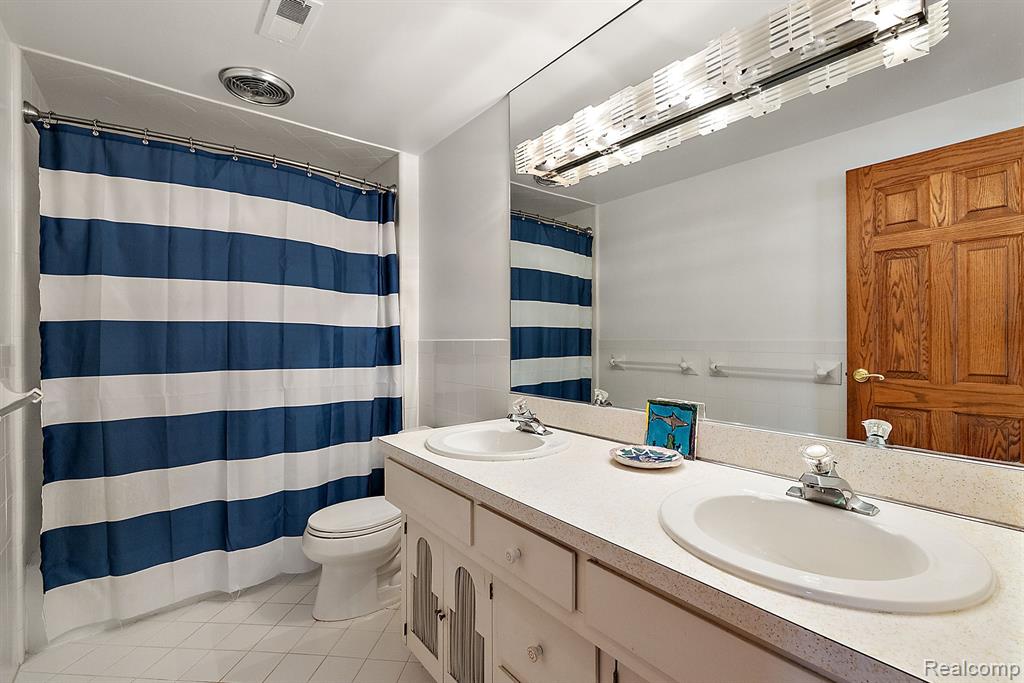 4366 Ardmore Drive, Bloomfield Hills, MI 48302 — Photo 34