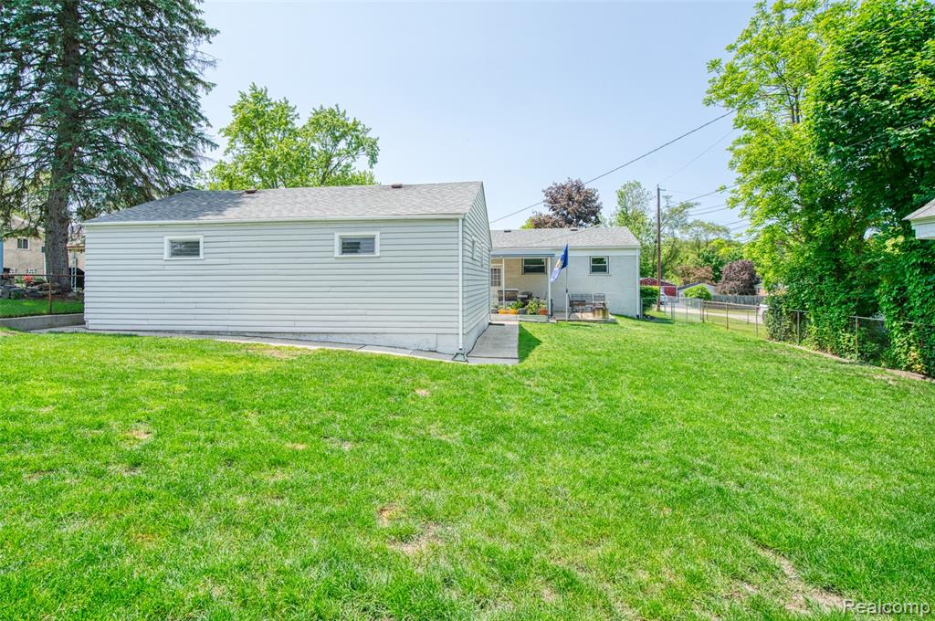 860 Friar Drive, Milford, MI 48381 — Photo 33