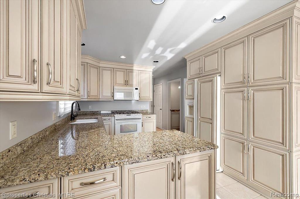 7716 MAPLE Drive, Westland, MI — Photo 9