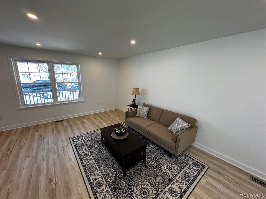 520 E EVELYN Avenue, Hazel Park, MI 48030 — Photo 7