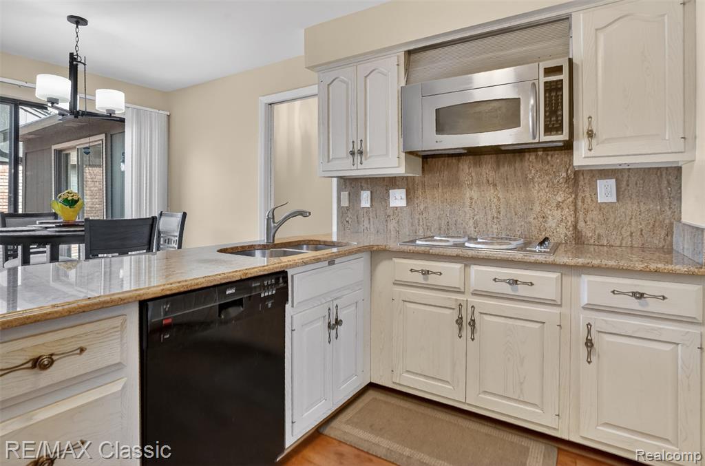 2061 Burgundy Street, West Bloomfield, MI 48323 — Photo 29