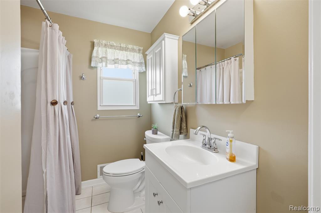 6414 Lanman Drive, Waterford, MI 48329 — Photo 11