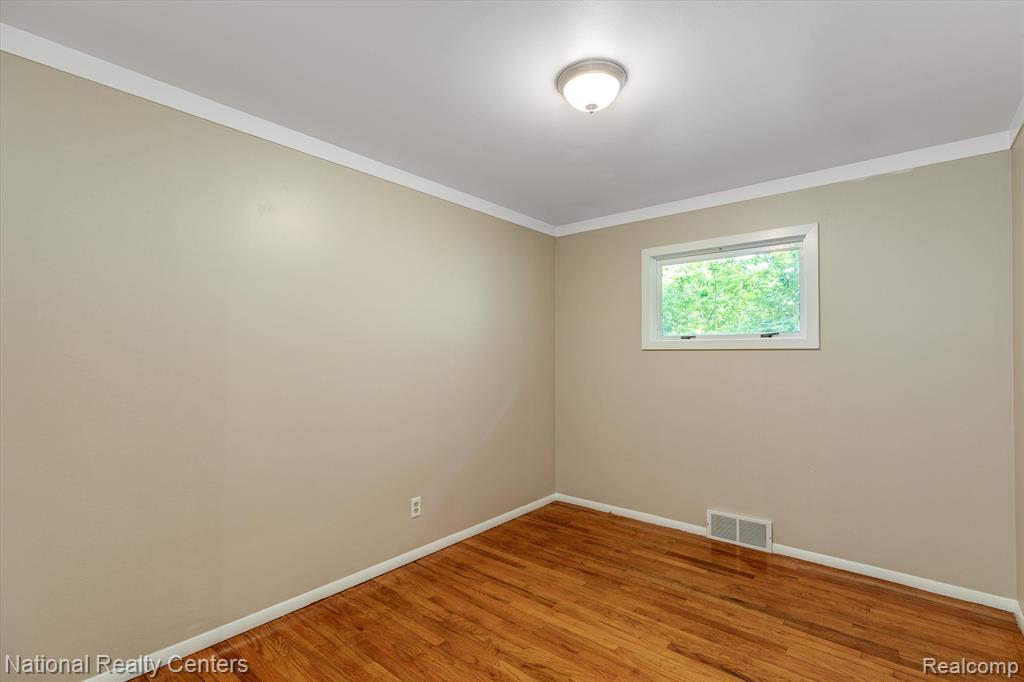 4211 WOODMONT Drive, Waterford, MI 48329 — Photo 14