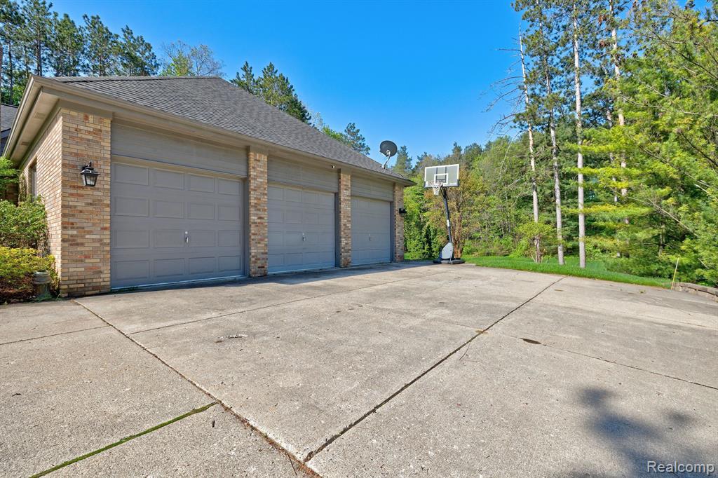 900 ROLLING PINES Drive, Ortonville, MI 48462 — Photo 65