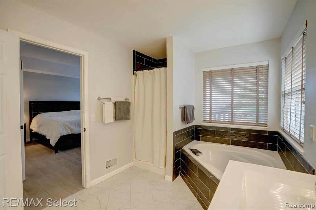4392 OAK TREE Trail, Fenton, MI 48430 — Photo 34