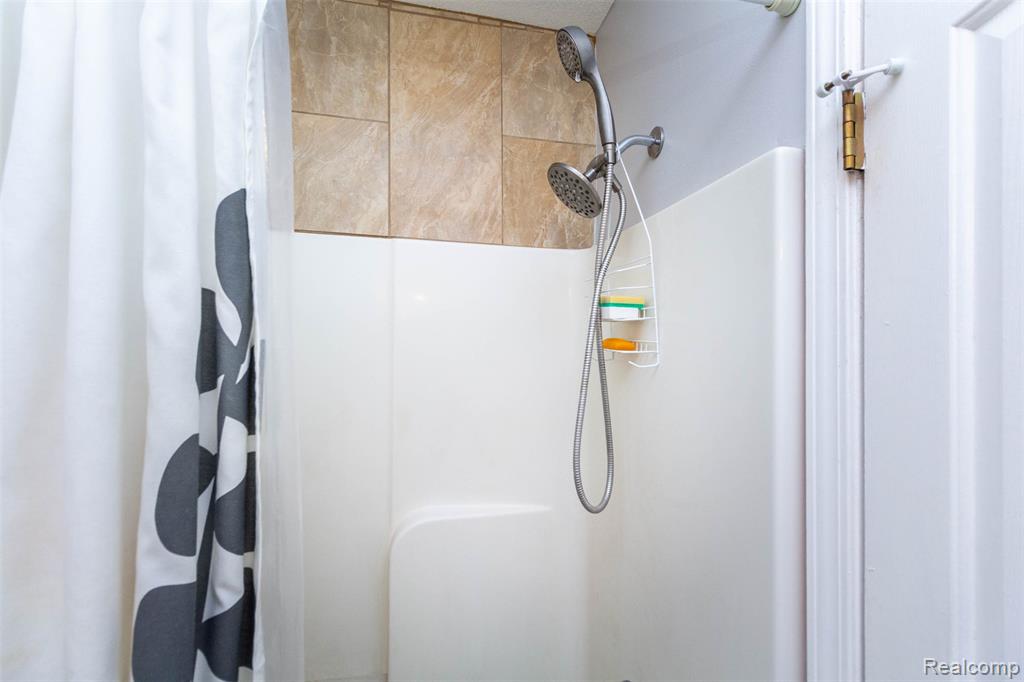 448 Ravencrest Lane, 50, Westland, MI — Photo 22