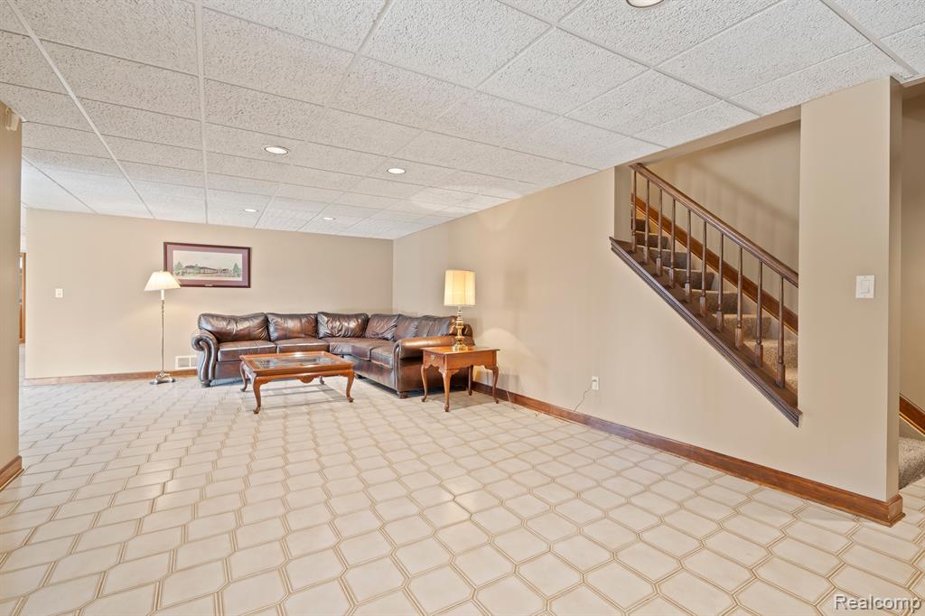 415 W HICKORY GROVE Road, Bloomfield Hills, MI 48302 — Photo 38