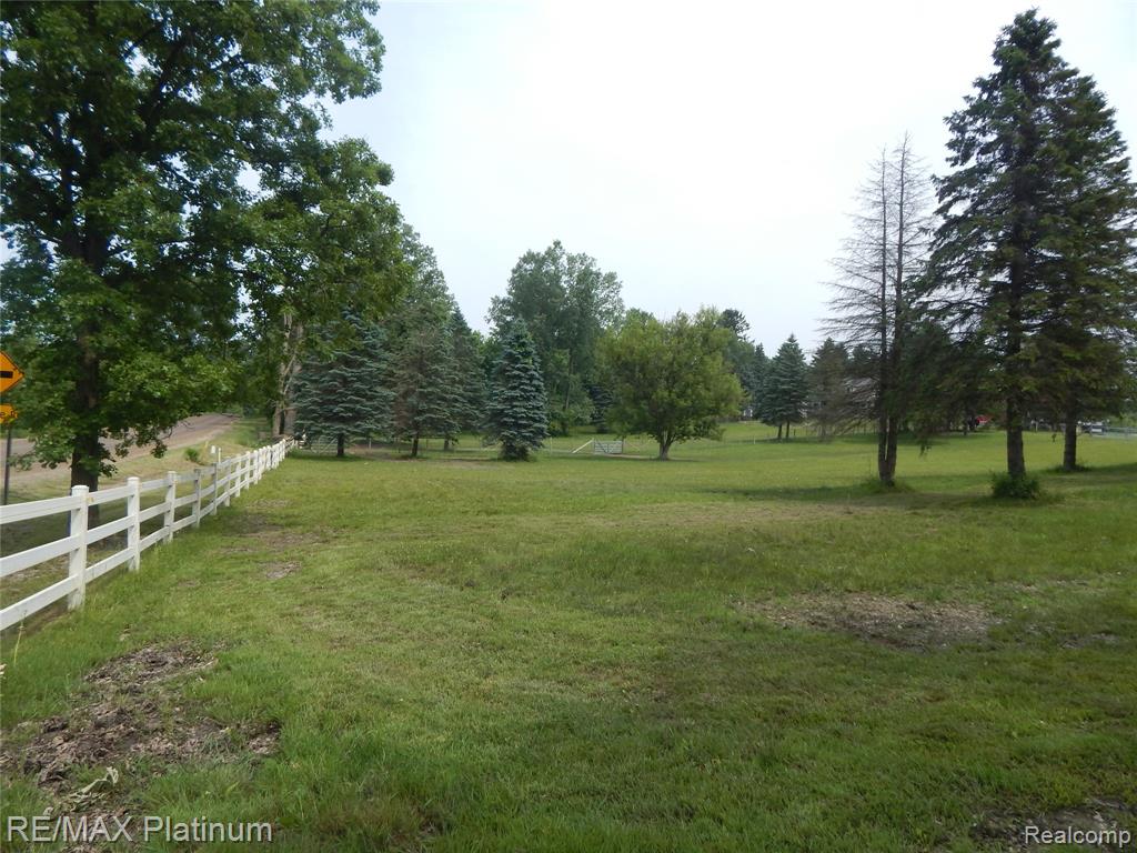 2025 W Rose Center Road, Holly, MI 48442 — Photo 25