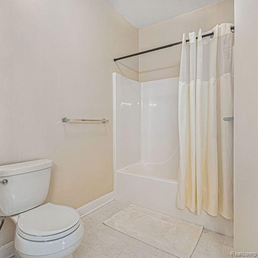 5307 S RIVER Drive, Commerce Twp, MI 48382 — Photo 16