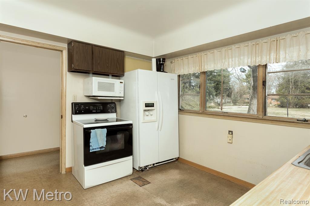 49151 RIDGE Court, Northville, MI 48168 — Photo 17