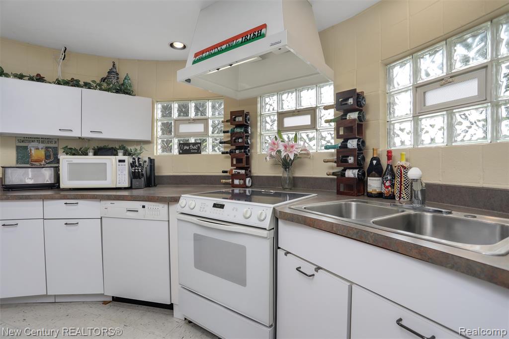 275 Angola Street, Wolverine Lake, MI 48390 — Photo 53