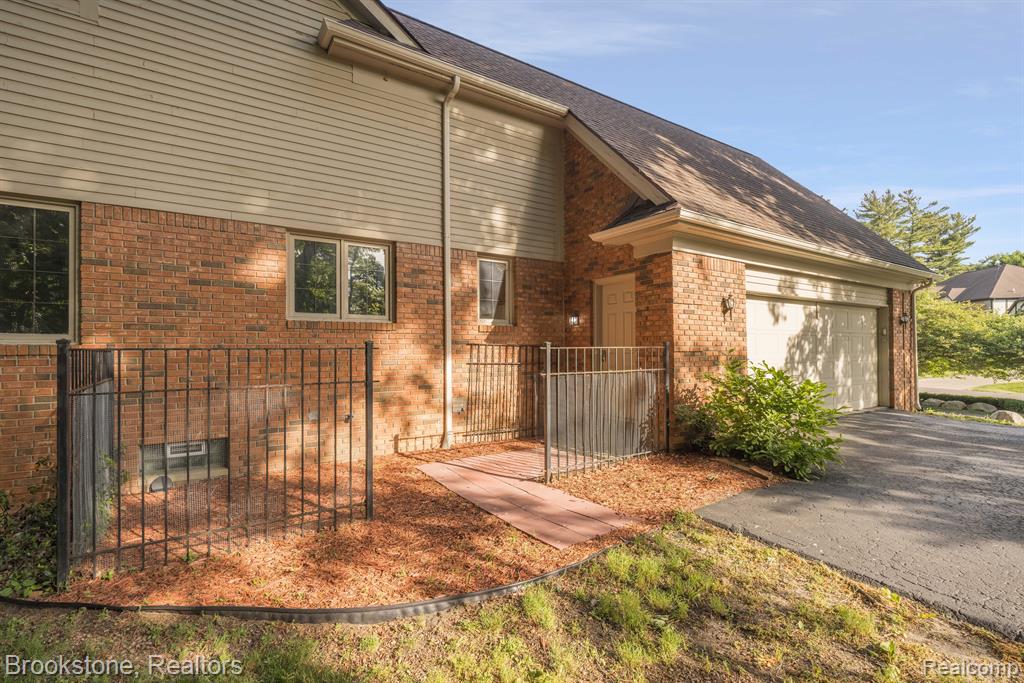 4237 WOODLANDS Lane, Orchard Lake Village, MI 48323 — Photo 43
