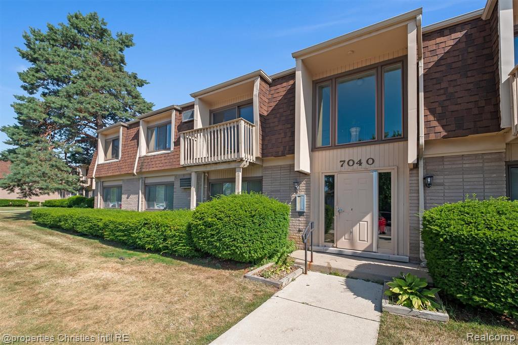 7040 Villa Drive, 6, Waterford, MI 48327 — Photo 2
