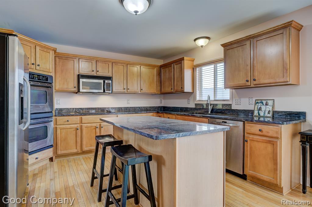 755 OAK POINT Lane, Madison Heights, MI 48071 — Photo 22