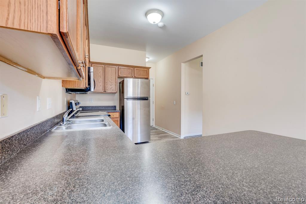41211 N MAPLEWOOD Drive, Canton, MI 48187 — Photo 15