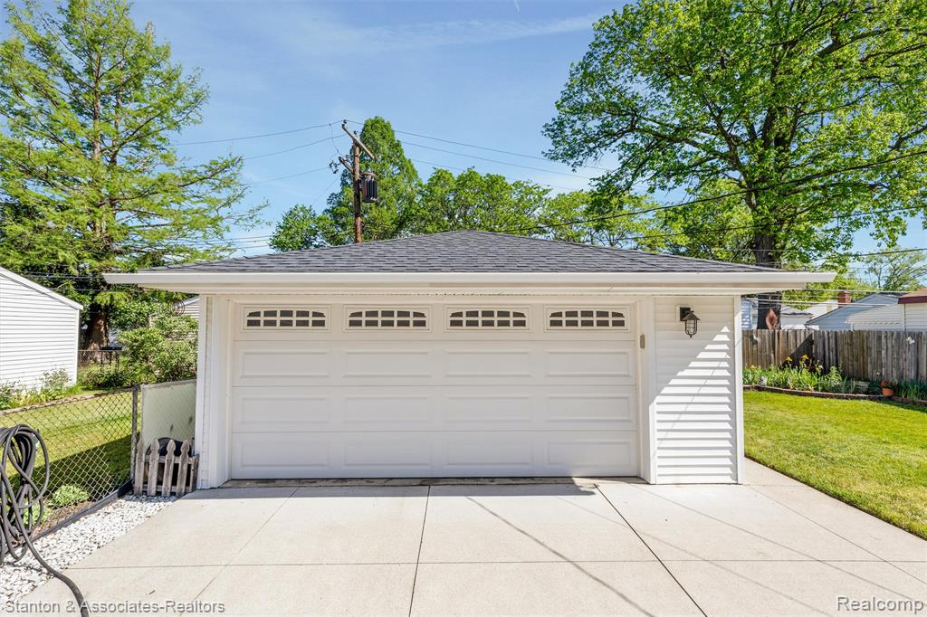 917 E Farnum Avenue, Madison Heights, MI 48071 — Photo 18