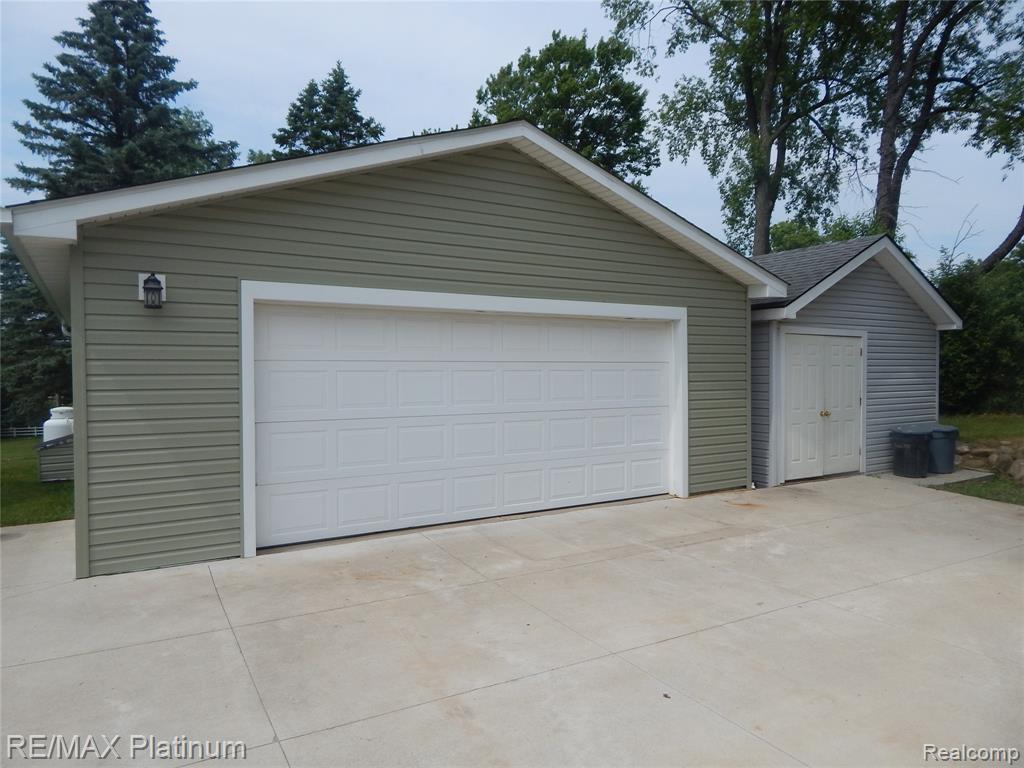 2025 W Rose Center Road, Holly, MI 48442 — Photo 10