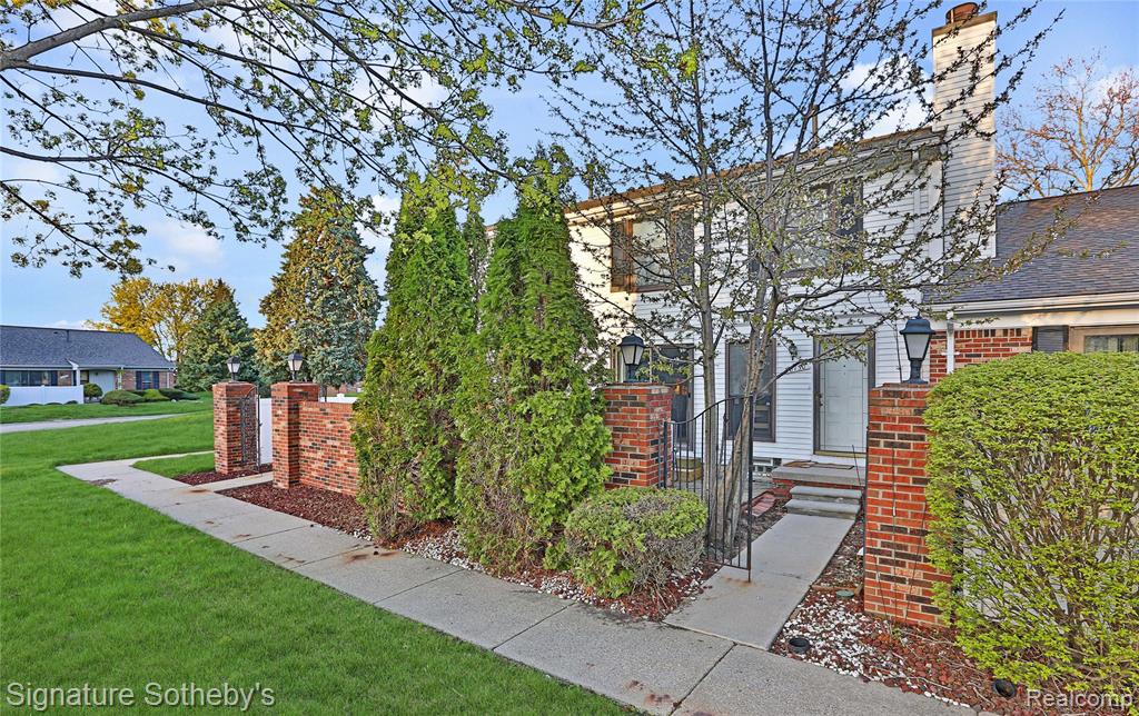 38730 Golfview Drive E, Clinton Twp, MI 48038