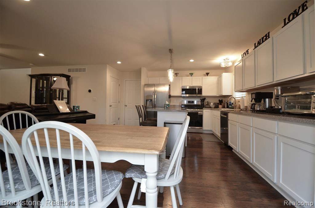 350 Fountain Park Drive, Waterford, MI 48327 — Photo 14