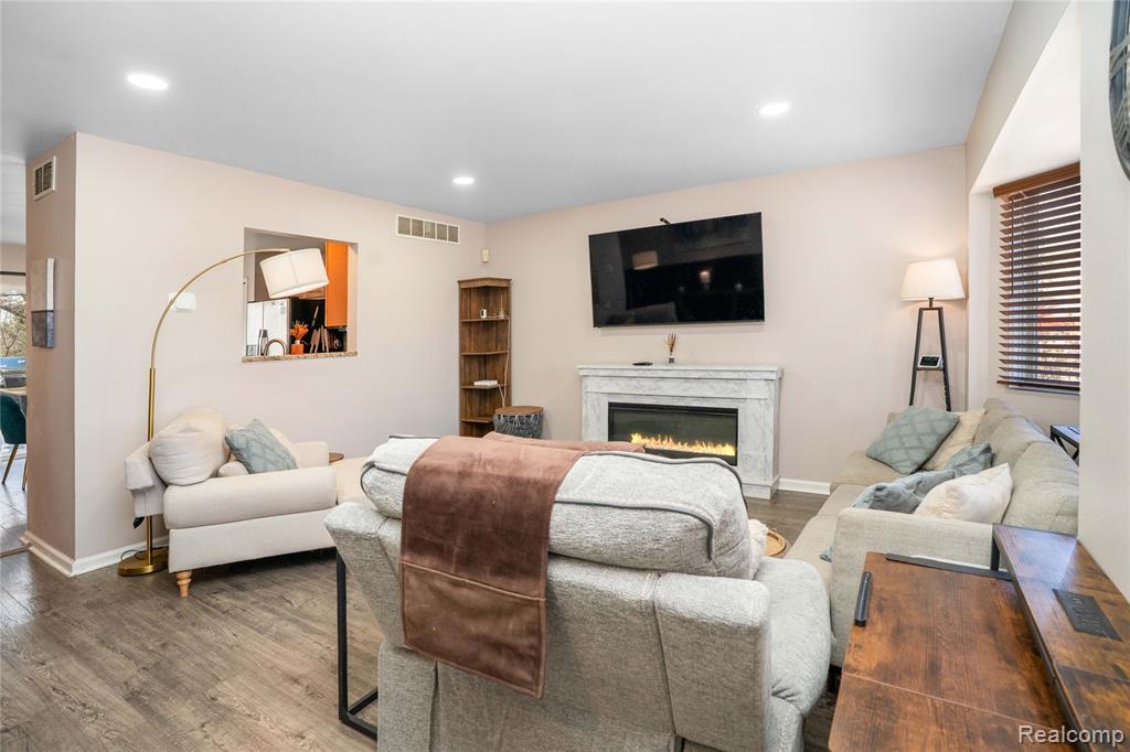 7093 Rolling Hills Drive, Waterford, MI 48327 — Photo 4