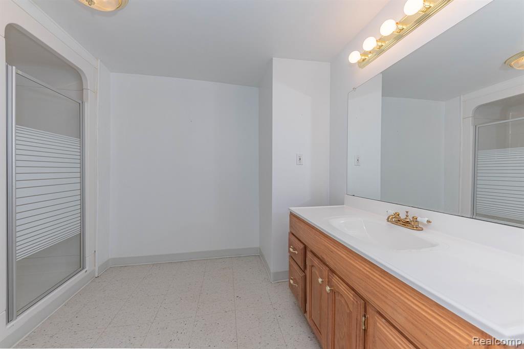5003 HICKORY POINTE Drive, Orchard Lake Village, MI 48323 — Photo 74